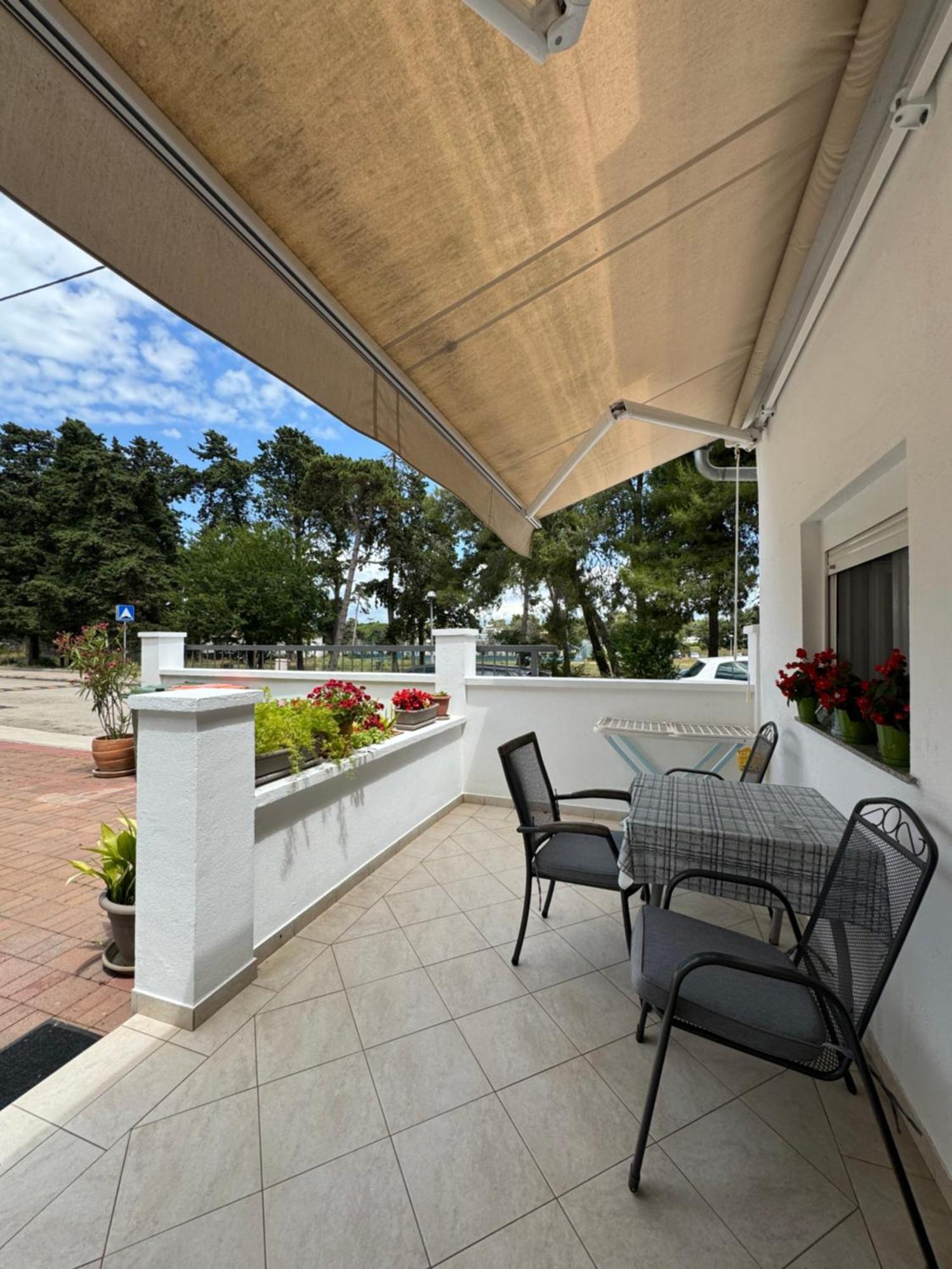 Studio Apartments With Terrace Near Sea - Angela'S Apartments 자다르 외부 사진