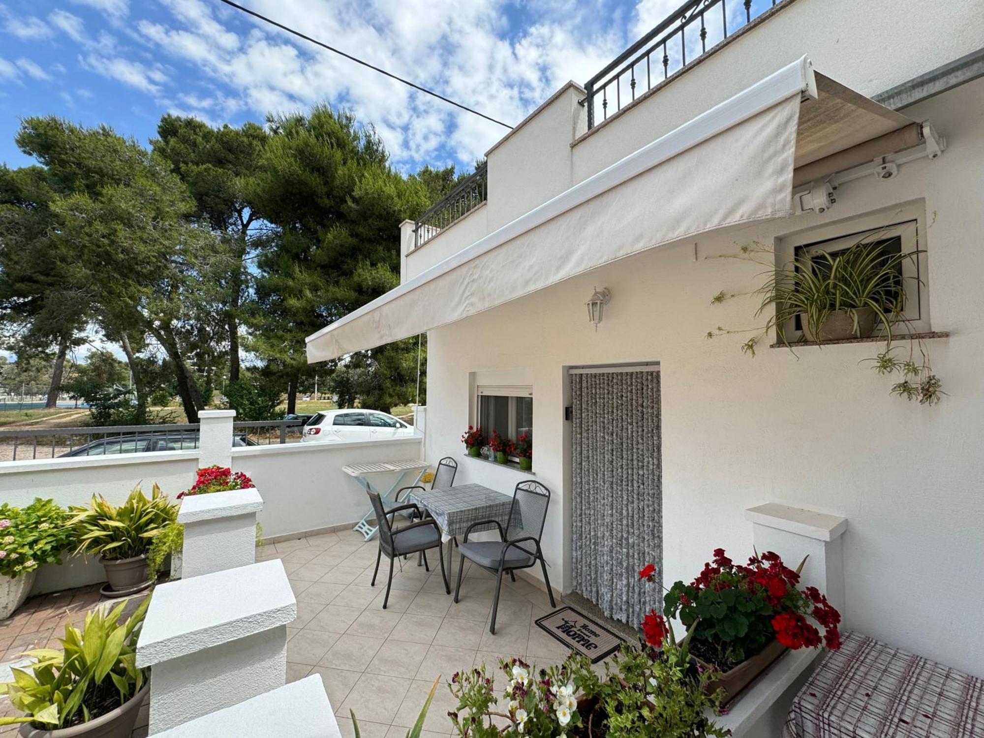 Studio Apartments With Terrace Near Sea - Angela'S Apartments 자다르 외부 사진